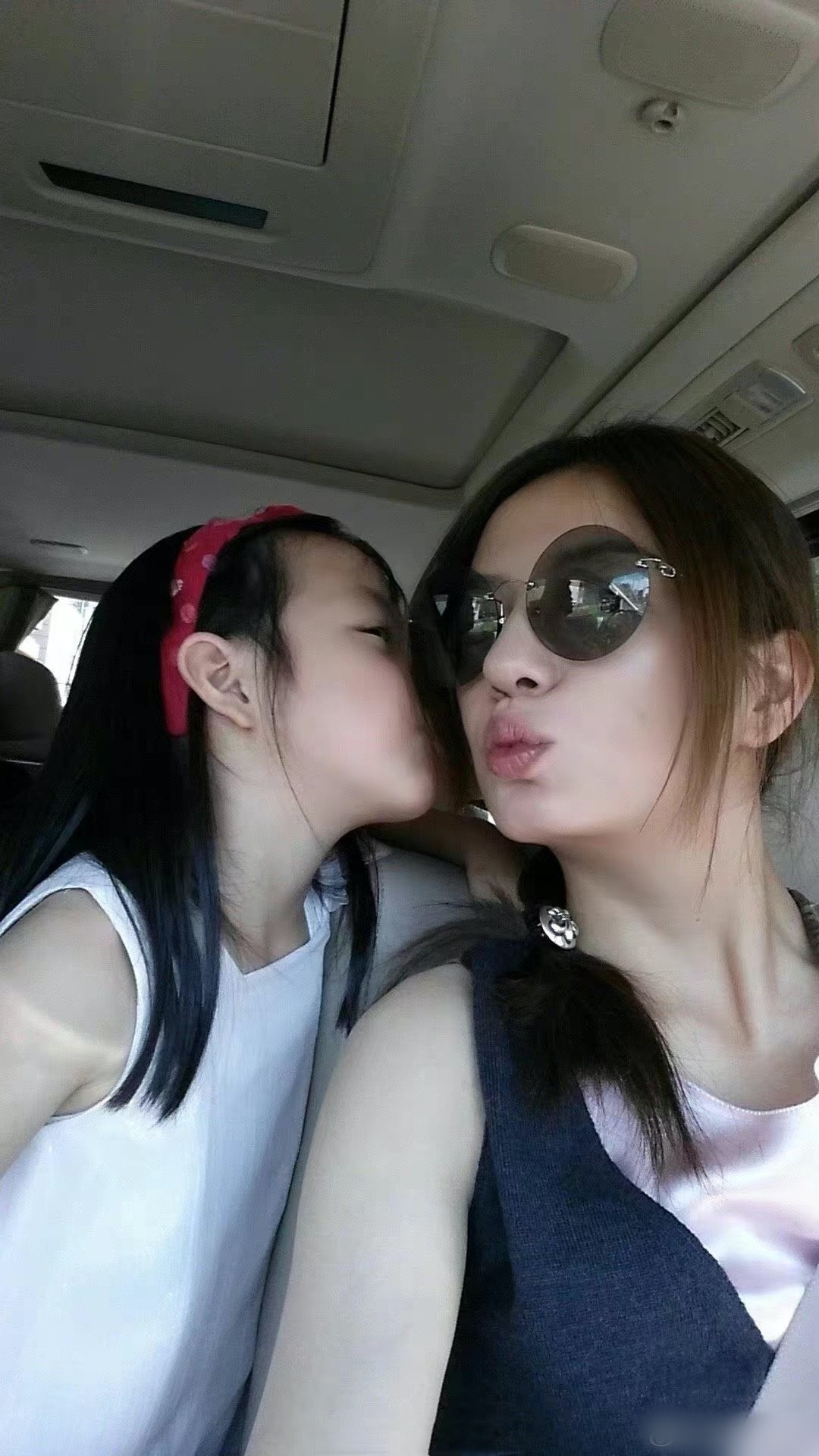 Trong những năm đầu của cuộc hôn nhân, Triệu Vy và chồng mặn nồng, thường xuyên xuất hiện cùng nhau.