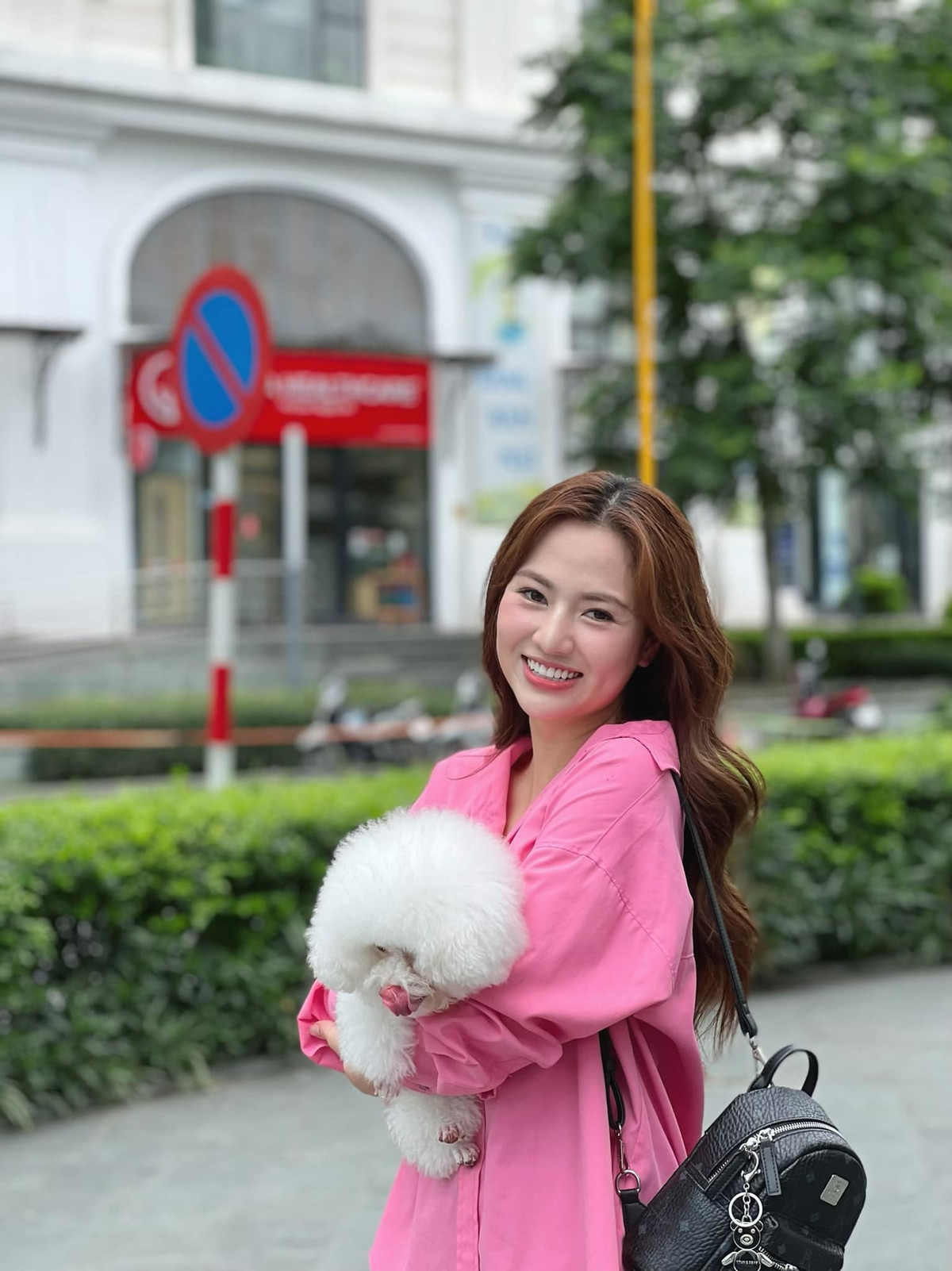 Sở hữu gương mặt thanh tú, đôi mắt biết nói và nụ cười rạng rỡ, nữ diễn viên nhanh chóng chiếm được cảm tình của công chúng. Tuy nhiên, ít ai biết rằng, nhan sắc xinh đẹp của Việt Hoa đã được định hình từ khi cô còn nhỏ. Ảnh: FB Vũ Việt Hoa