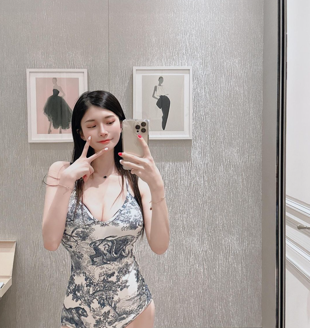 Vivian (sinh năm 1994) là hot girl nổi tiếng mạng xã hội Đài Loan (Trung Quốc), thu hút 4,8 triệu người theo dõi trên trang Instagram cá nhân.