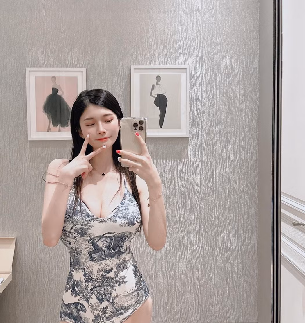 Vivian (sinh năm 1994) là hot girl nổi tiếng mạng xã hội Đài Loan (Trung Quốc), thu hút 4,8 triệu người theo dõi trên trang Instagram cá nhân.