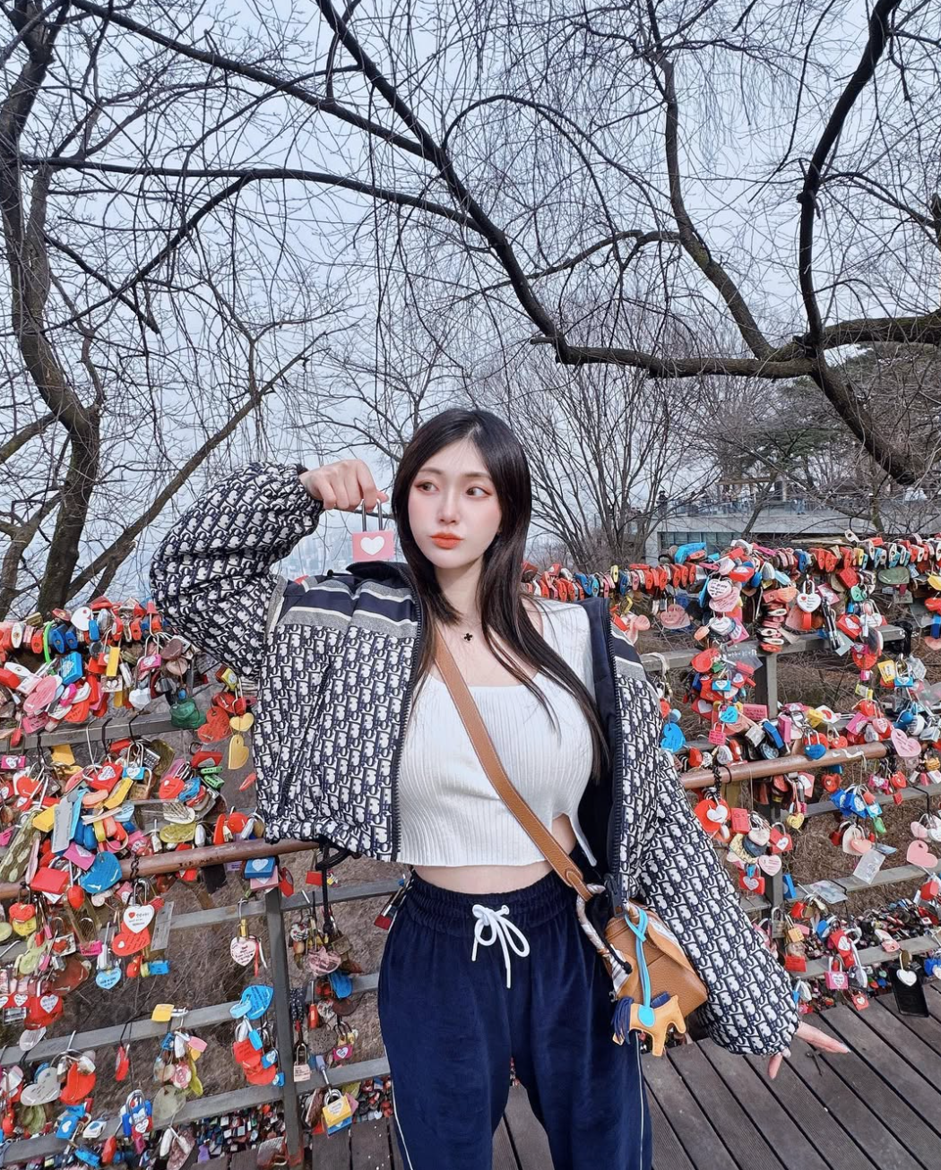 Áo sơ mi xuyên thấu kết hợp với bra hoặc áo lót ren giúp Vivian vừa thanh lịch lại vừa gợi cảm.