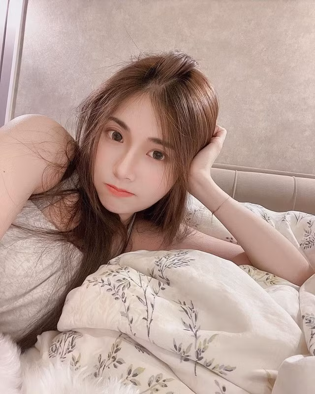 Đặc biệt, Vivian còn sở hữu vòng 1 cỡ F đẹp tự nhiên. Người đẹp chia sẻ đây là đặc điểm di truyền từ bà và mẹ, không phải sản phẩm của việc chỉnh sửa ảnh hay do cô phẫu thuật nâng ngực mà có. Ảnh: FBNV