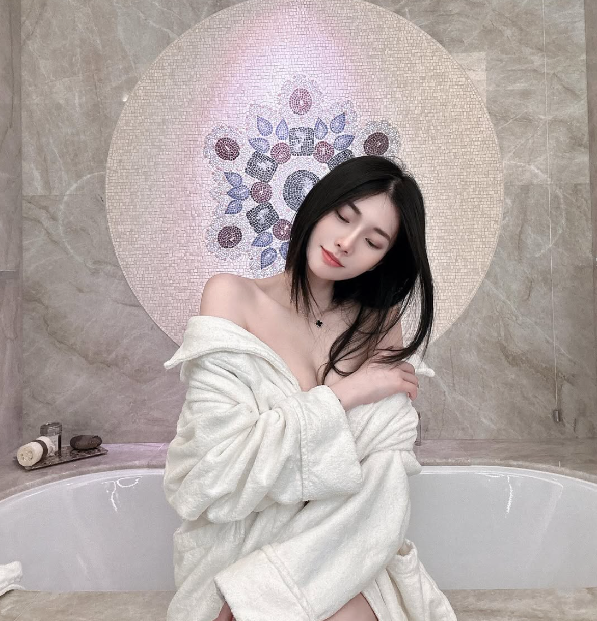 Những thiết kế cổ chữ V sâu hun hút giúp Vivian khoe khéo xương quai xanh và phần trên đầy đặn.