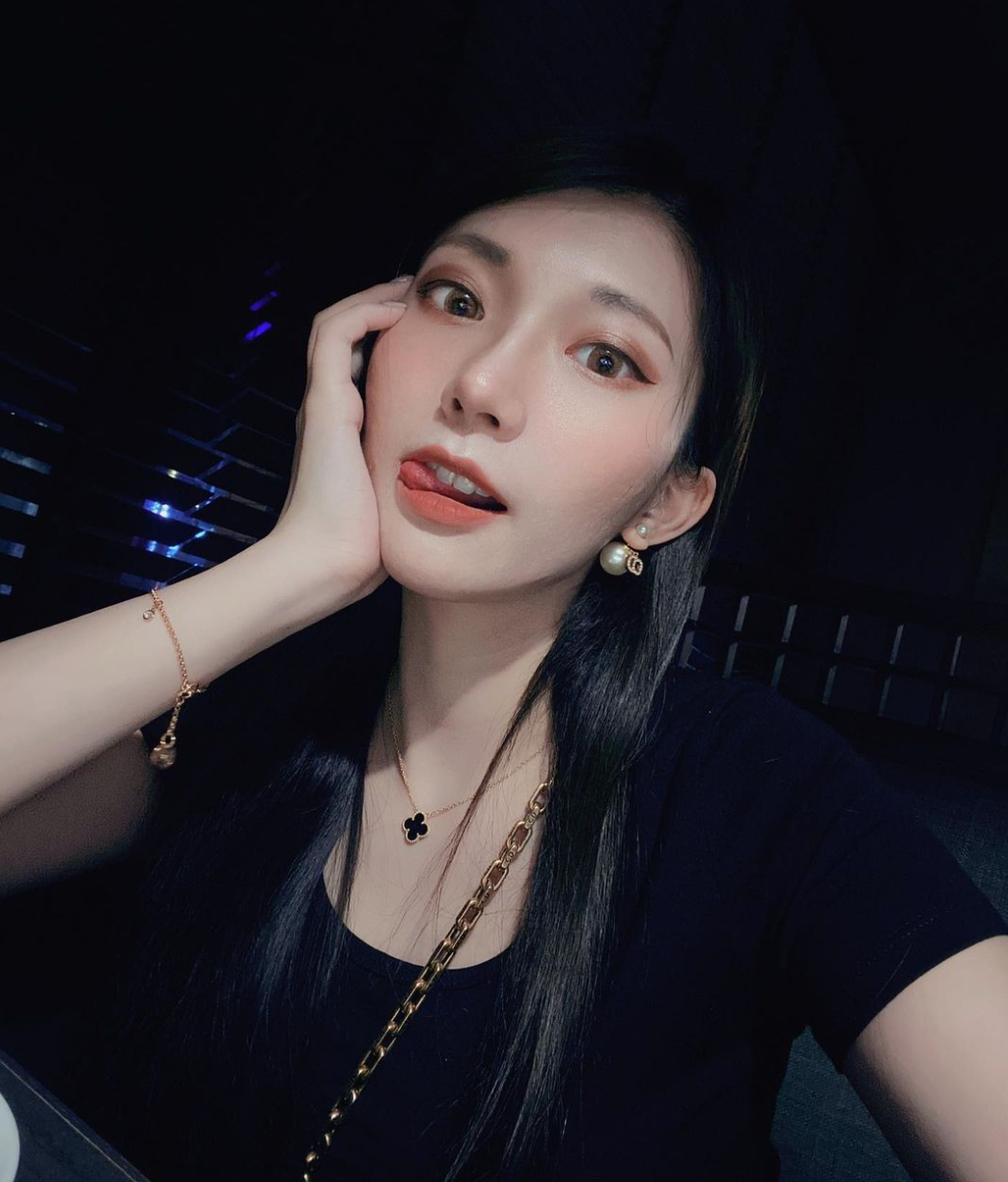 Cô cao 1m65 với thân hình thon gọn. Việc chăm sóc con cái, nuôi con bằng sữa mẹ là cách giúp Vivian lấy lại vóc dáng sau sinh.