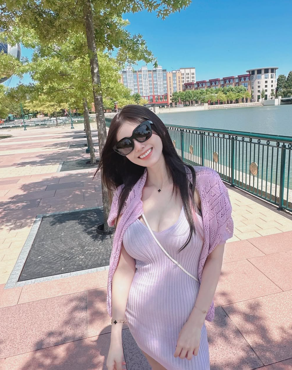 Những chiếc đầm ôm sát cơ thể giúp tôn lên đường cong quyến rũ và vòng một căng tròn của Vivian.