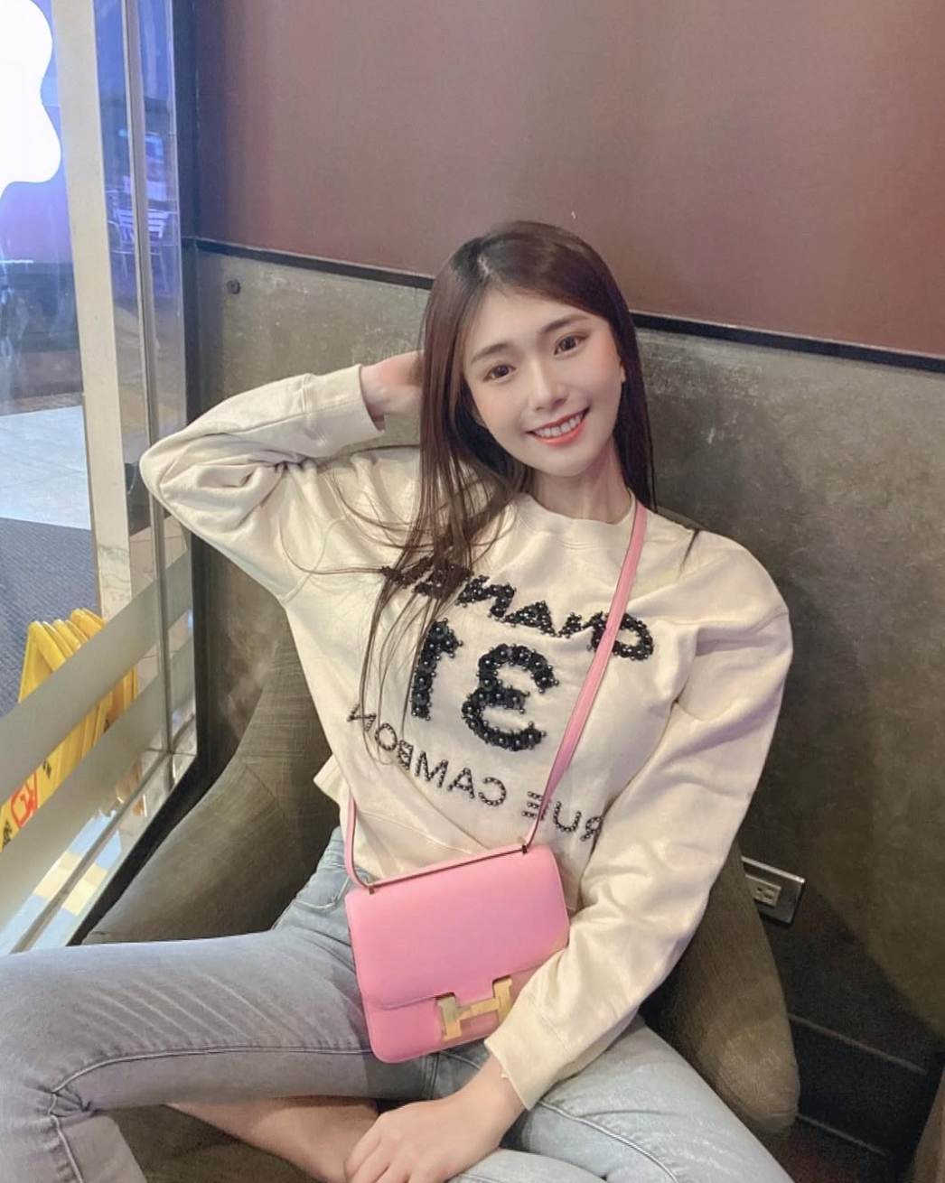 Ngoài ra, trên trang cá nhân, người đẹp chia sẻ những hình ảnh lui tới phòng tập gym để rèn luyện với những bài tập tạ.