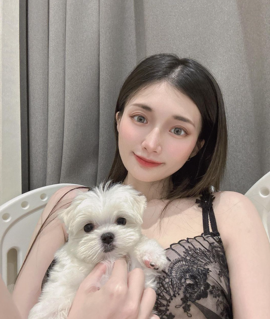 Áo crop top là item "ruột" của Vivian. Những chiếc áo crop top ngắn cũn cỡn, chất liệu ôm sát giúp cô khoe khéo vòng một đầy đặn.