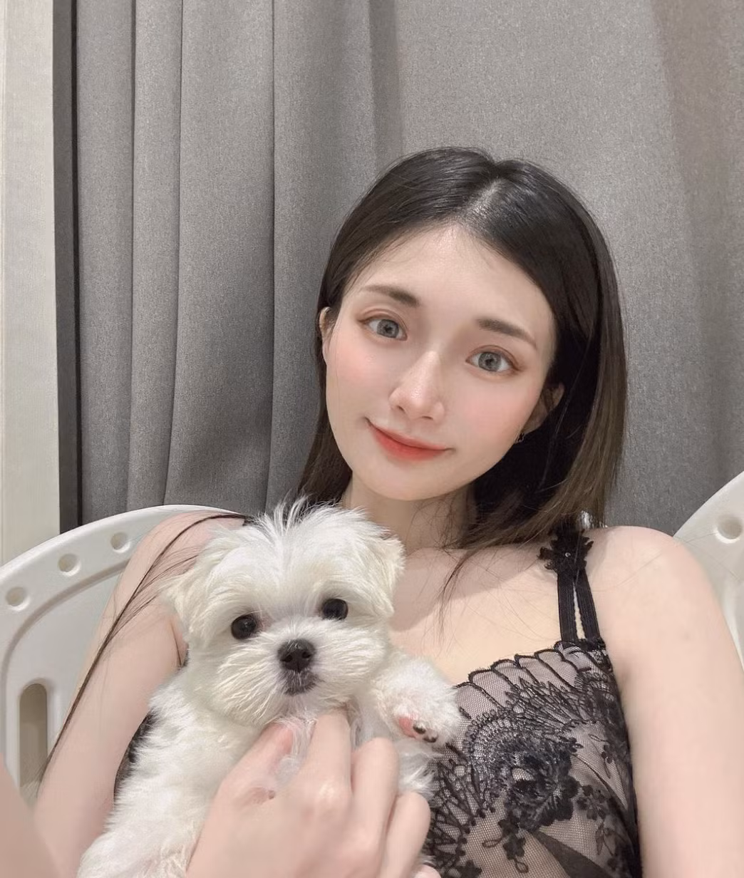 Áo crop top là item "ruột" của Vivian. Những chiếc áo crop top ngắn cũn cỡn, chất liệu ôm sát giúp cô khoe khéo vòng một đầy đặn.