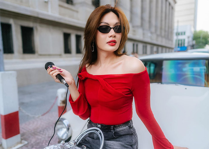 Ngoài vai trò là ca sĩ, nhạc sĩ thì Đào Bá Lộc còn là beauty blogger chia sẻ về kinh nghiệm làm đẹp, review mỹ phẩm mà mình đã trải nghiệm...