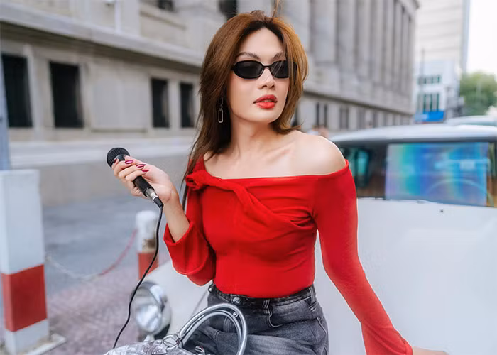 Ngoài vai trò là ca sĩ, nhạc sĩ thì Đào Bá Lộc còn là beauty blogger chia sẻ về kinh nghiệm làm đẹp, review mỹ phẩm mà mình đã trải nghiệm...