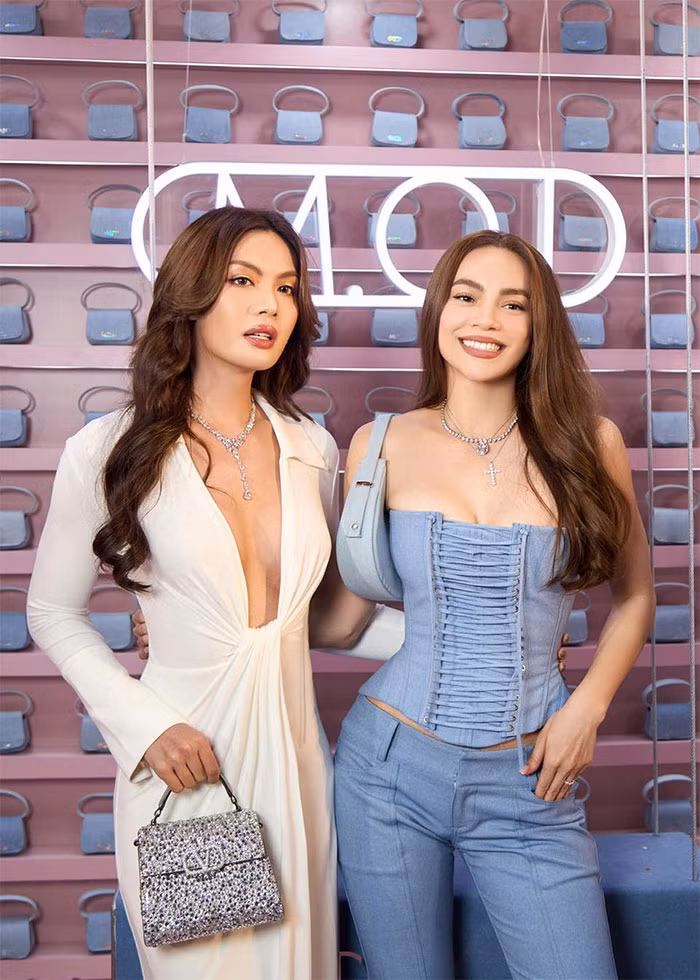 Luna Đào tên thật là Đào Bá Lộc, được nhiều người biết tới sau khi tham gia chương trình Giọng hát Việt 2012 và là học trò cưng của ca sĩ Hồ Ngọc Hà.