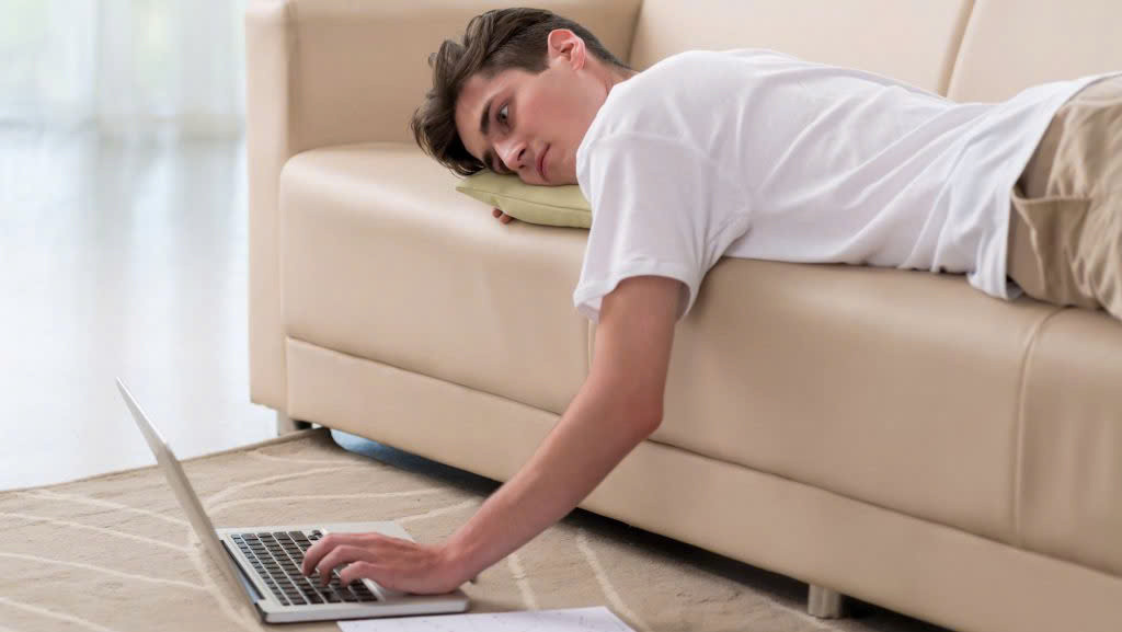  Thường xuyên xem phim 18+: Những hình ảnh khiêu dâm là yếu tố có tác dụng rất lớn đối với sự kích thích tâm lý khiến nam giới lo lắng và nhạy cảm khi quan hệ tình dục thực sự. Chính sự lo lắng này dẫn đến ức chế tâm lý khiến xảy ra tình trạng xuất tinh sớm. Ảnh minh họa