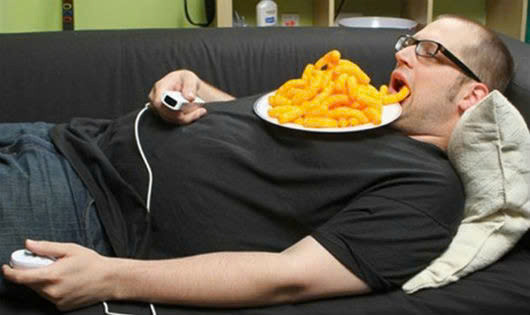  Thói quen xấu trong sinh hoạt như là thức khuya, lười vận động, ngồi nhiều,... sẽ khiến cho cơ thể suy yếu cả về thể chất lẫn tinh thần, dẫn tới xuất tinh sớm. Ảnh minh họa