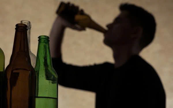  Lạm dụng rượu bia là một trong những nguyên nhân hàng đầu gây xuất tinh sớm, liệt dương ở nam giới. Ảnh minh họa