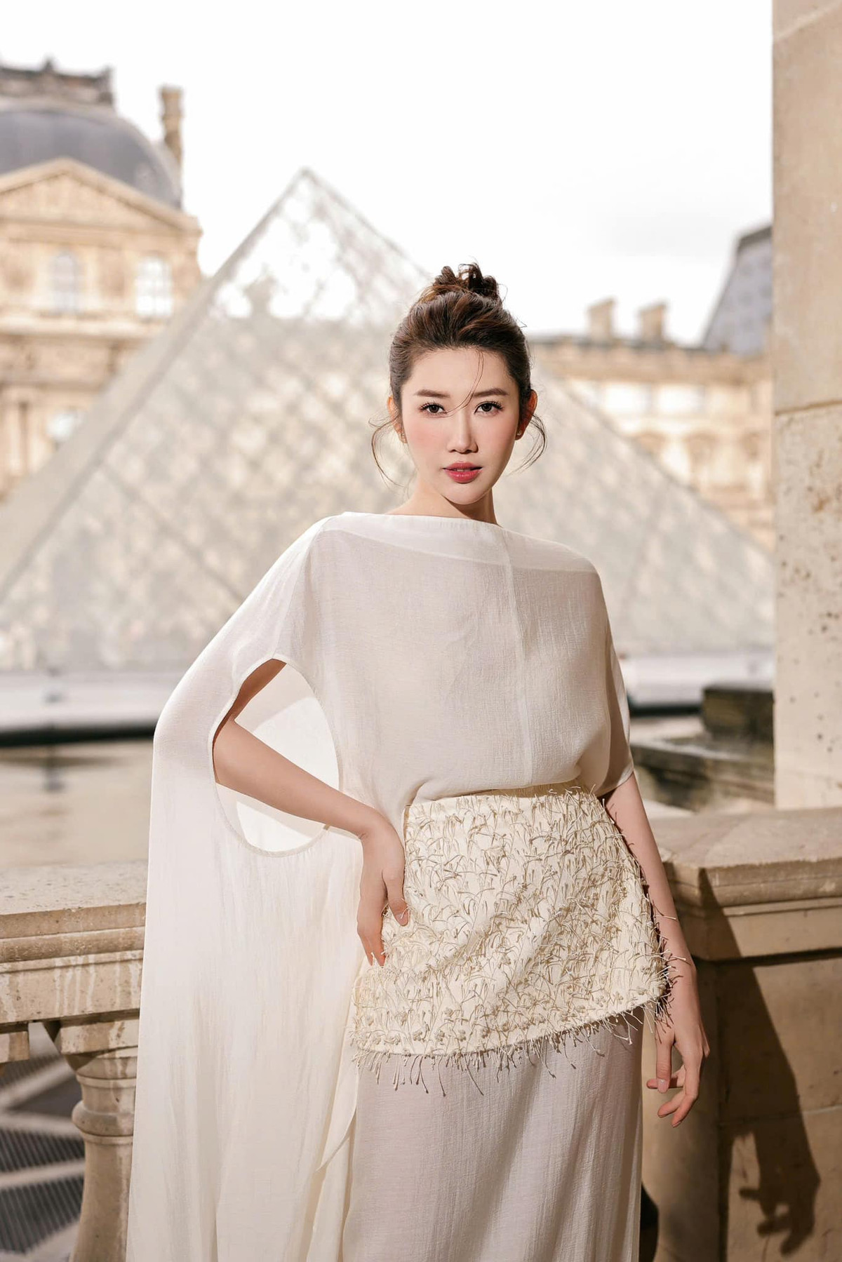 Với vẻ đẹp ngọt ngào, đôi mắt biết nói và vóc dáng chuẩn chỉnh, cô nàng đang được ví von nhan sắc sánh ngang minh tinh hàng đầu của điện ảnh Hoa ngữ. Ảnh: FB Lê Huỳnh Thuý Ngân