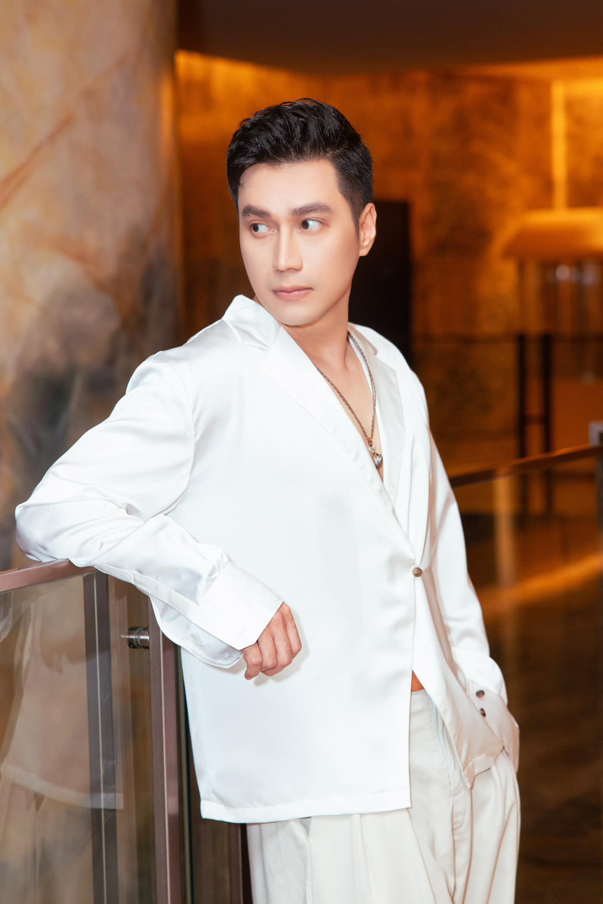 Diễn viên Việt Anh viết: "Người làm bạn lưu luyến cả đời không phải là người đẹp nhất mà là người tử tế, chân thành với bạn bằng cả tấm lòng".