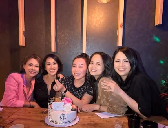 Thanh Thảo dự tiệc sinh nhật đồng nghiệp ở Mỹ.