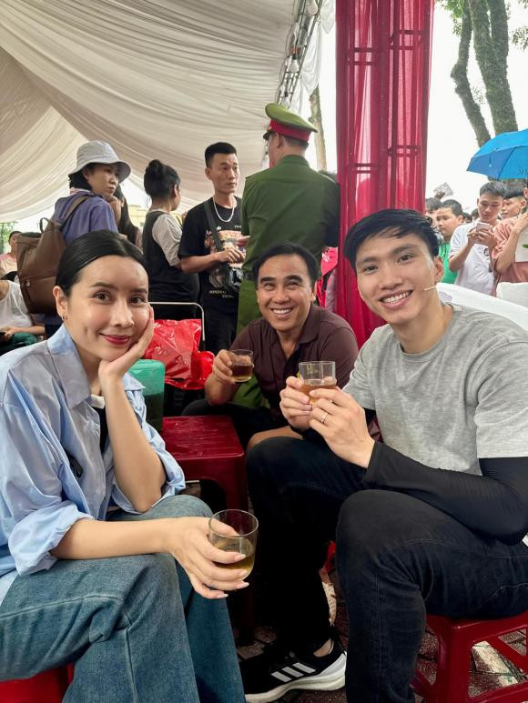 "Chào Yên Bái, 1 ngày quá vui!", Lưu Hương Giang gặp gỡ MC Quyền Linh và cầu thủ Đoàn Văn Hậu trong hậu trường một chương trình.