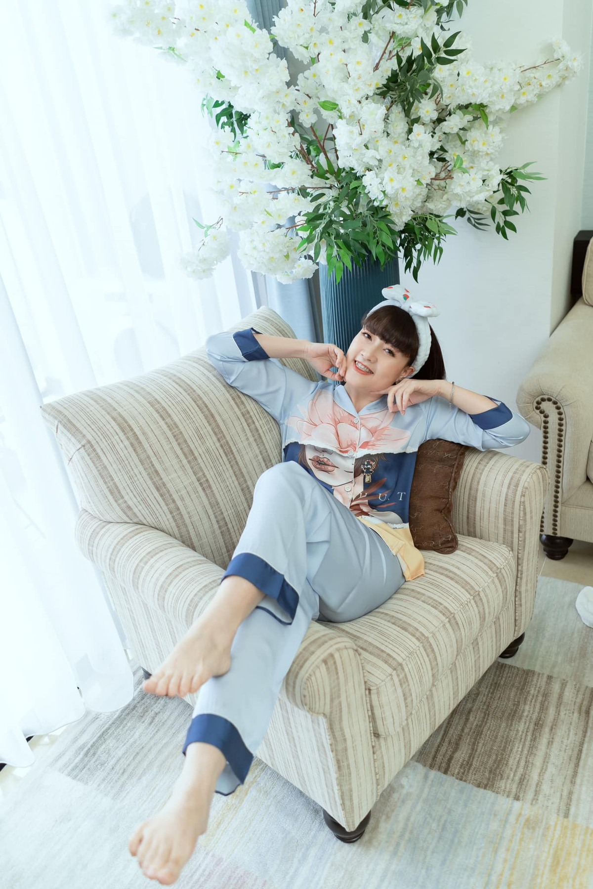 Danh hài Vân Dung nhí nhảnh khi tạo dáng với trang phục đồ ngủ. Ảnh: FB Vân Dung