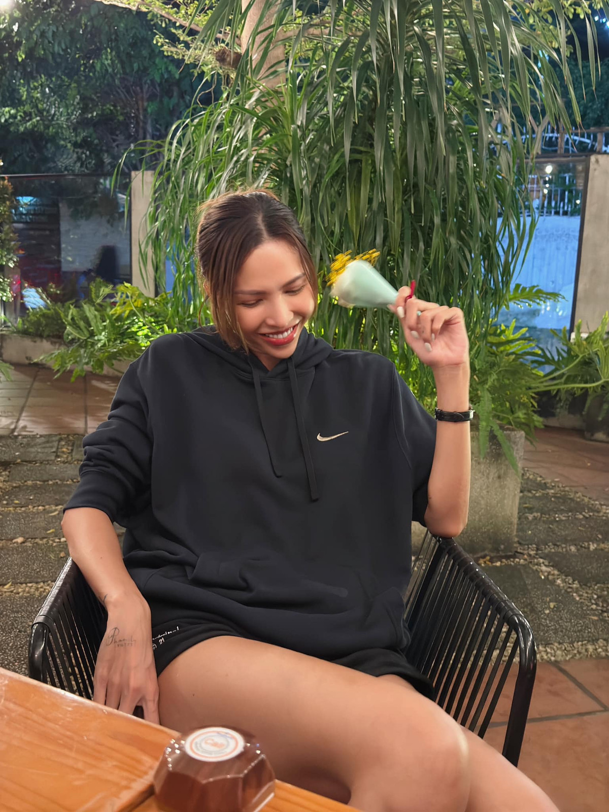 Minh Triệu một mình vẫn ổn: "Để ngửi xem hoa có thơm bằng Triệu không". Ảnh: FB Pham Dinh Minh Trieu