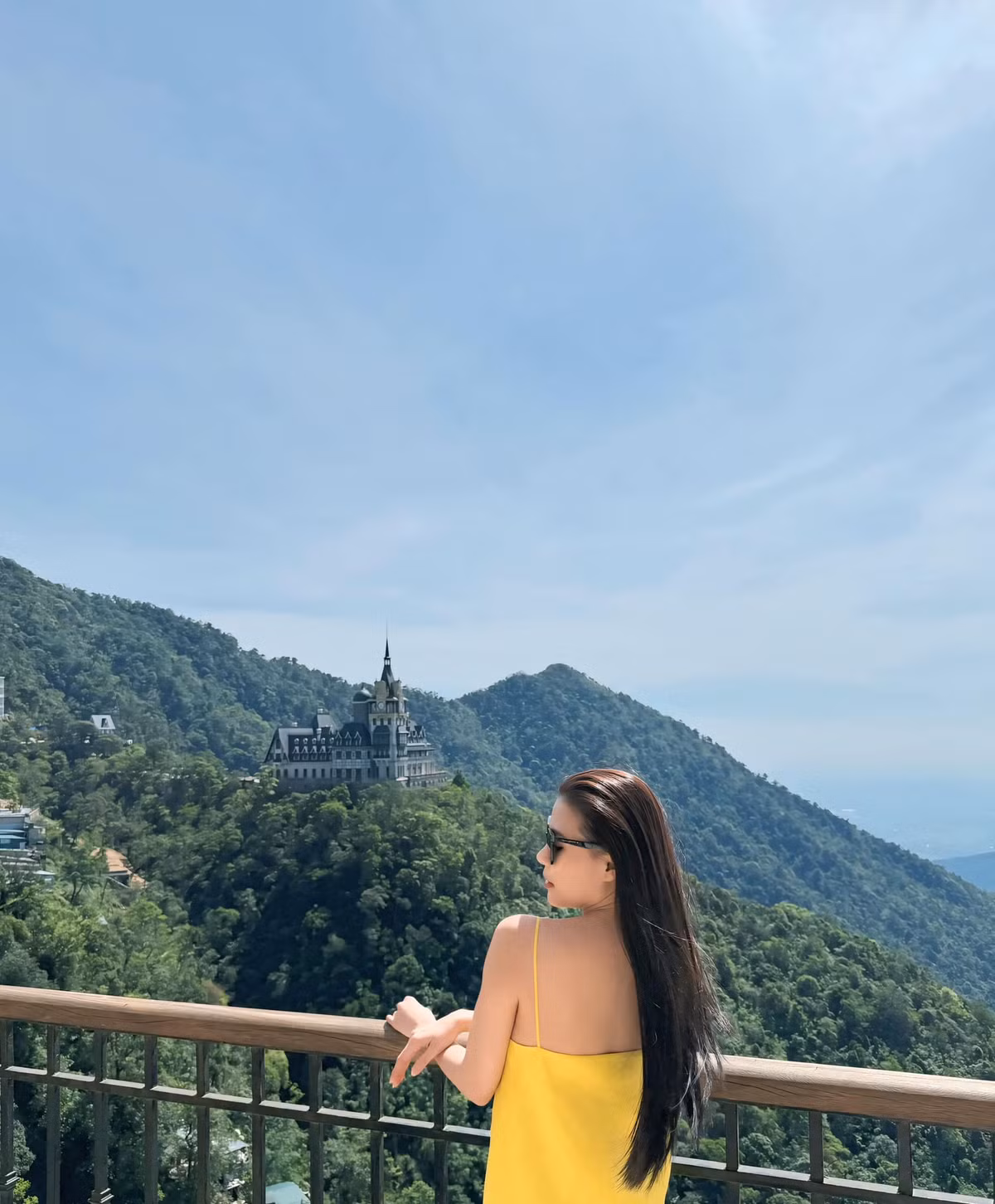 Diễn viên Thuý Diễm chụp ảnh khoe bờ vai thon gọn khi đến Tam Đảo. Ảnh: FB Thuý Diễm