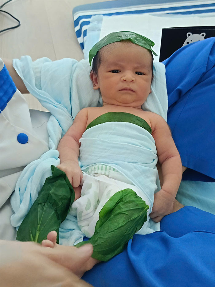 Trên trang cá nhân, nữ ca sĩ Võ Hạ Trâm vừa khoe loạt ảnh cận mặt con trai mới sinh. Em bé được nhiều người nhận xét là giống hệt bố và chị Hai. (Ảnh: FB Võ Hạ Trâm)