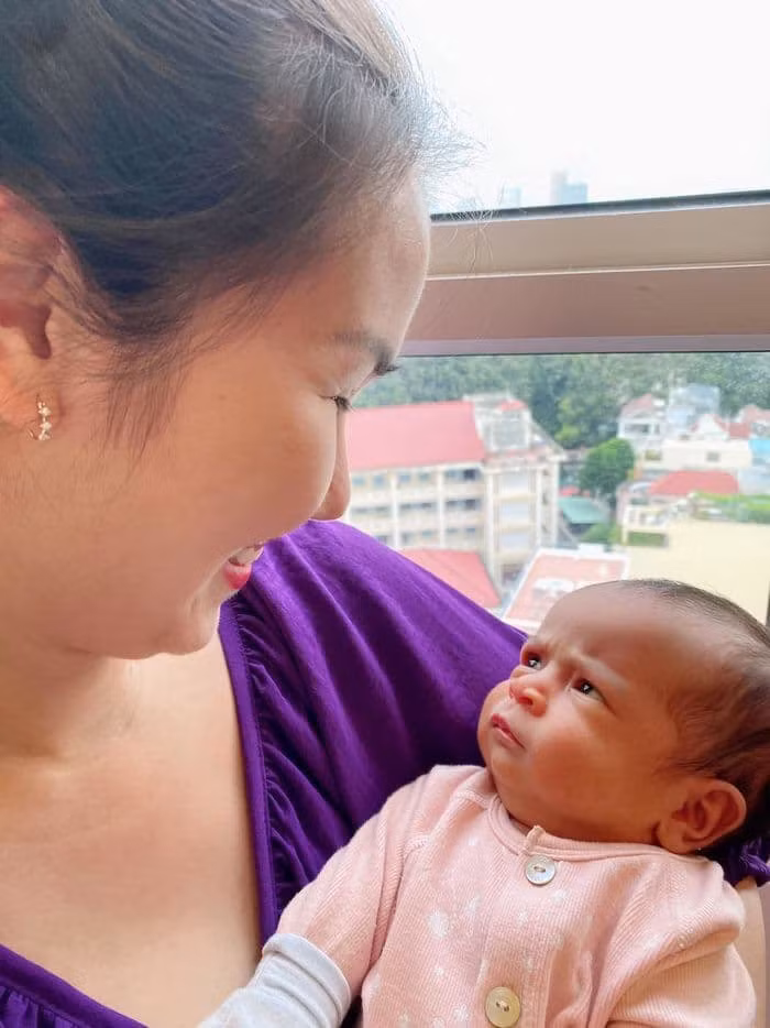 Con trai Võ Hạ Trâm có nước da, mái tóc, nét mặt giống hệt bố và chị gái. (Ảnh: FB Võ Hạ Trâm)