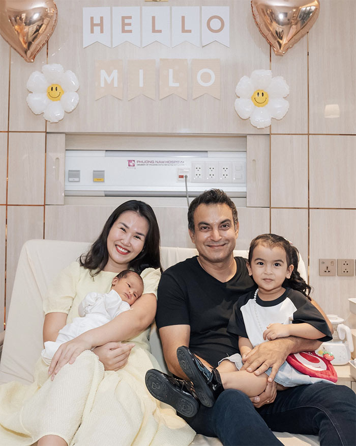 Chồng và con gái cùng vào viện chăm sóc Võ Hạ Trâm khi cô sinh nở. (Ảnh: FB Võ Hạ Trâm)