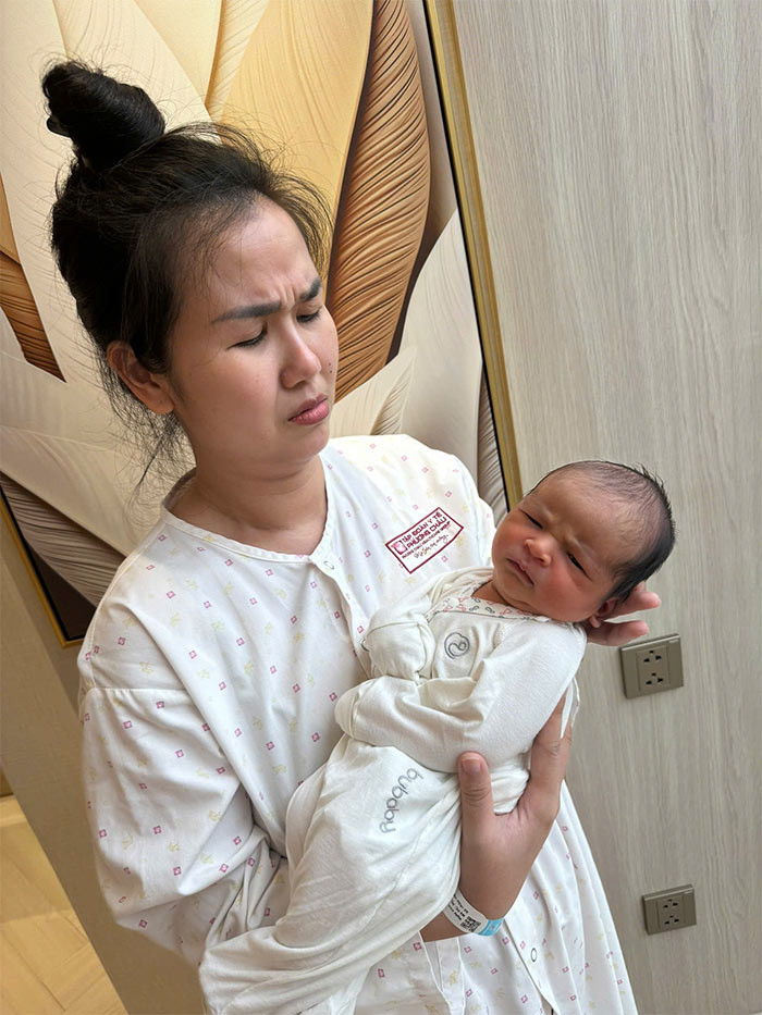 "Mình nhớ lúc mang bầu mình cười dữ lắm mà ta, sao con mình gương mặt "thân thiện" dữ ta...", nữ ca sĩ tếu táo trêu con trai. (Ảnh: FB Võ Hạ Trâm)