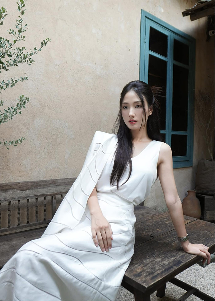 Hoàng Khánh Ly sinh năm 1998 tại Nghệ An. Cô theo học tại khoa Công nghệ thông tin tại trường Đại học Giao thông Vận tải và học thêm khóa Diễn viên Điện ảnh - Truyền hình tại Trường Đại học Sân khấu - Điện ảnh Hà Nội. (Ảnh: FB Khánh Ly)