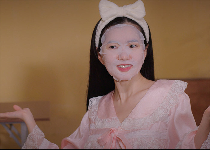 Diễn viên trẻ vào vai Như, cô sinh viên nghệ thuật điệu đà, sống cùng phòng với Pu là Yên Đan. (Ảnh: FB Yên Đan)