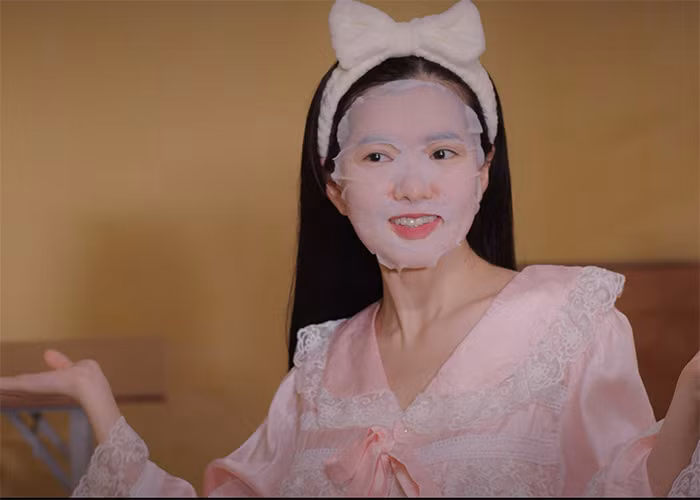 Diễn viên trẻ vào vai Như, cô sinh viên nghệ thuật điệu đà, sống cùng phòng với Pu là Yên Đan. (Ảnh: FB Yên Đan)