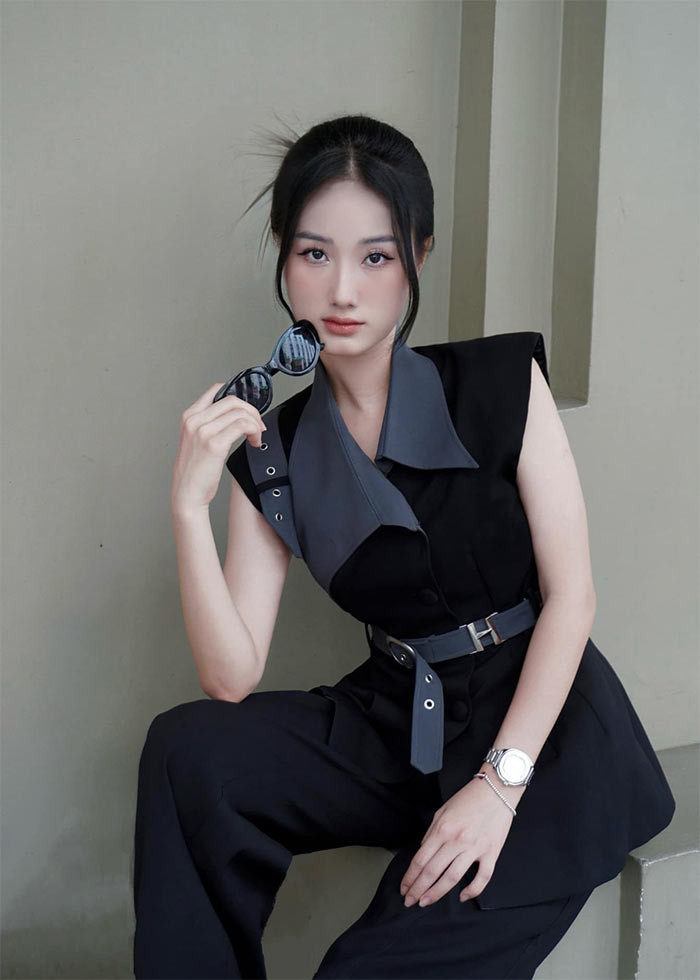 Khánh Ly thường đóng một số web drama và đảm nhiệm những vai phụ trong các phim: "Thương ngày nắng về", "Hương vị tình thân", "Lựa chọn số phận", "Dưới bóng cây hạnh phúc", "Gia đình mình vui bất thình lình" và mới đây nhất là "Đi giữa trời rực rỡ". (Ảnh: FB Khánh Ly)