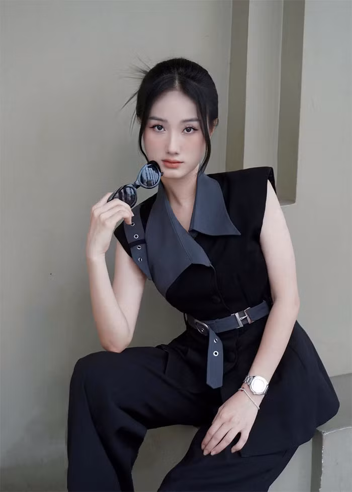 Khánh Ly thường đóng một số web drama và đảm nhiệm những vai phụ trong các phim: "Thương ngày nắng về", "Hương vị tình thân", "Lựa chọn số phận", "Dưới bóng cây hạnh phúc", "Gia đình mình vui bất thình lình" và mới đây nhất là "Đi giữa trời rực rỡ". (Ảnh: FB Khánh Ly)