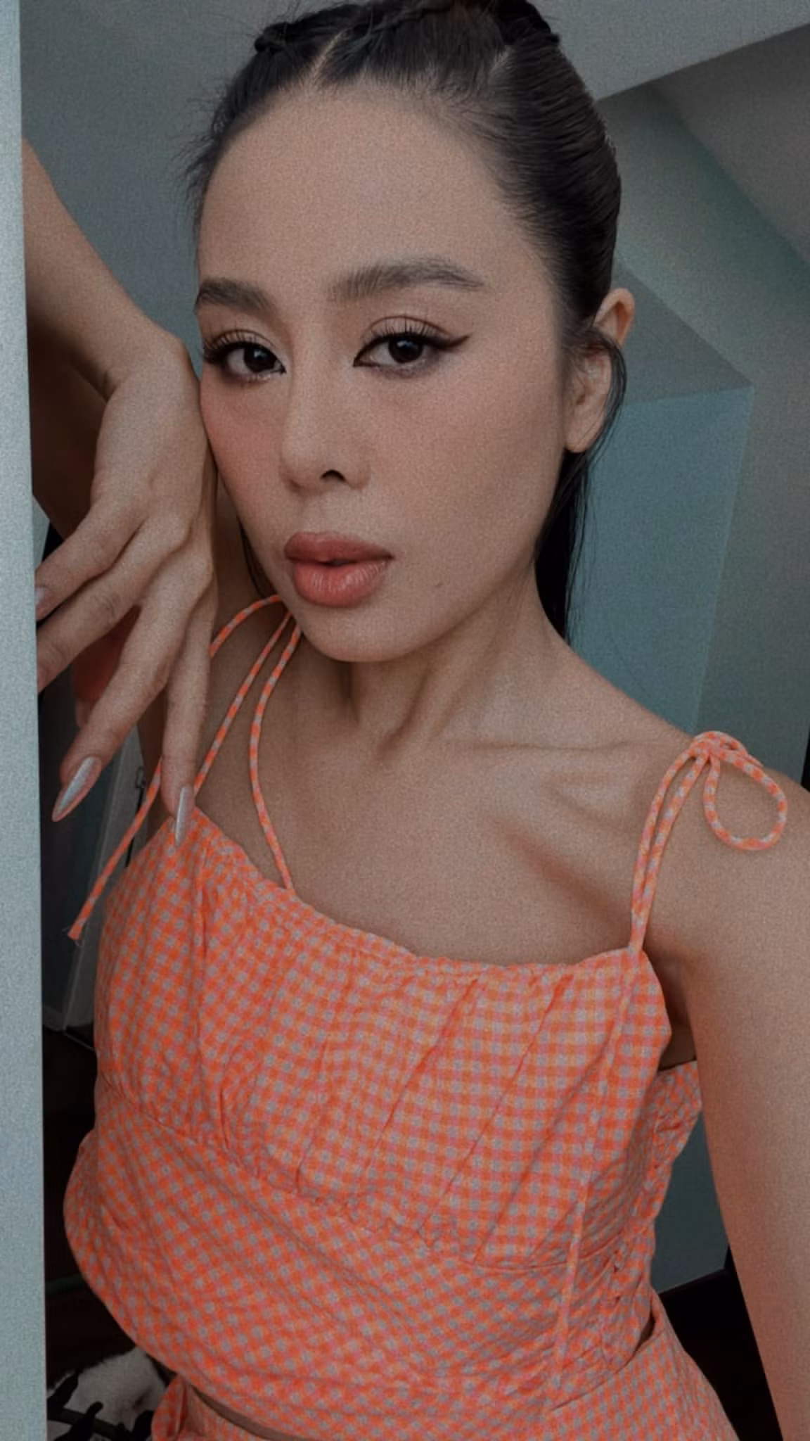 Sở hữu nhan sắc xinh đẹp, gợi cảm, cô được khán giả đặt cho danh hiệu "kiều nữ làng hài". Ảnh: FBNV