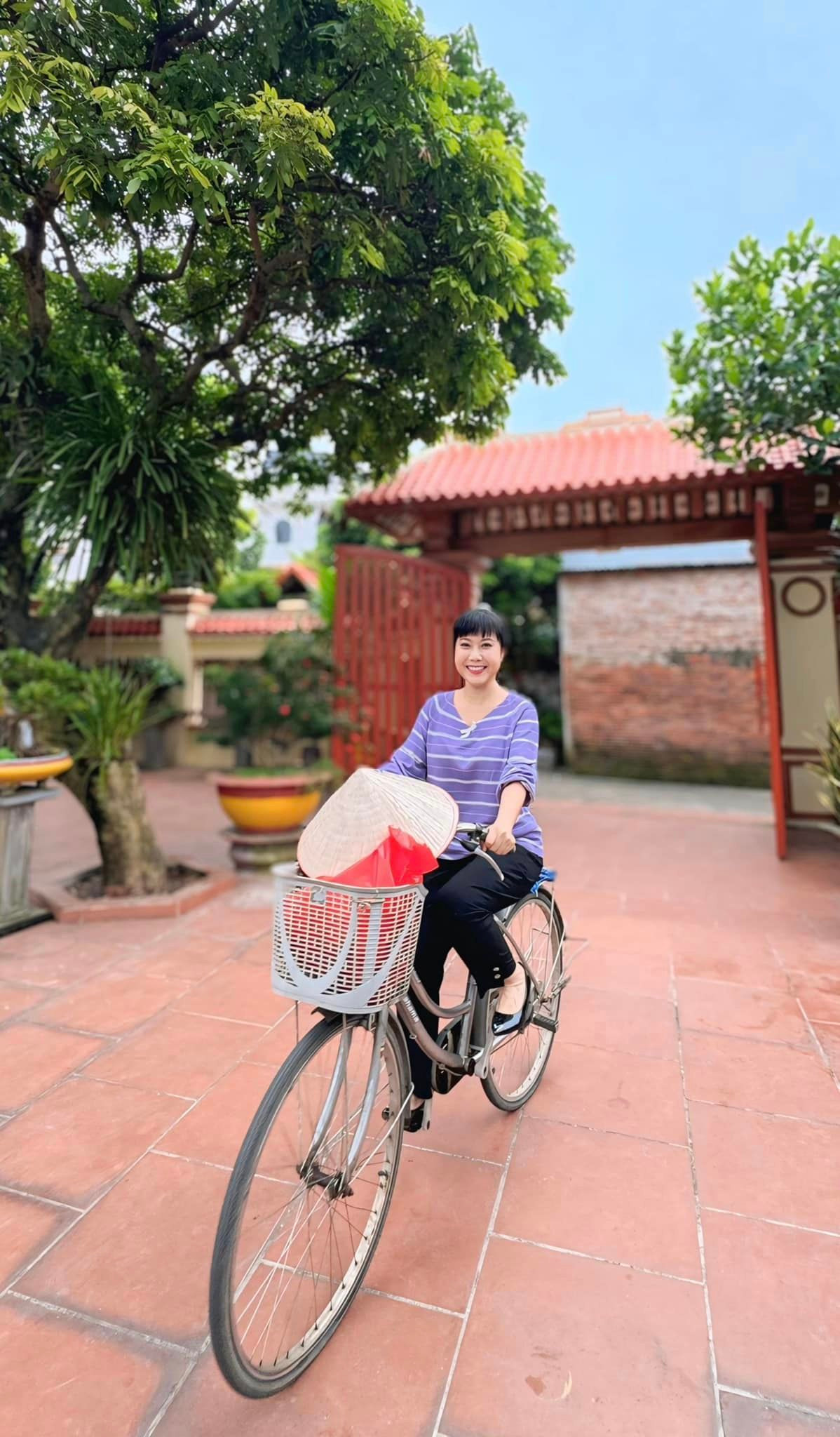 Diễn viên Hương Tươi cười tươi rói trong một cảnh quay. Ảnh: FB Trần Thu Hương