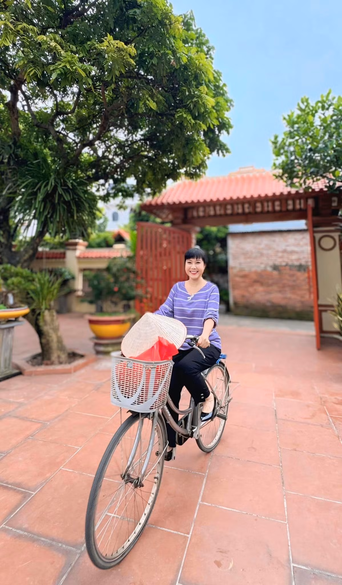 Diễn viên Hương Tươi cười tươi rói trong một cảnh quay. Ảnh: FB Trần Thu Hương