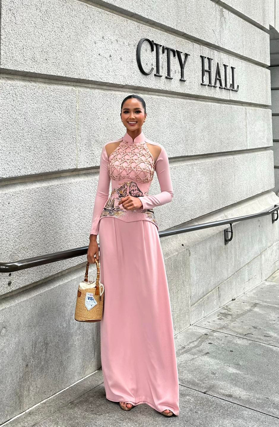 H'Hen Niê diện áo dài khoe nhan sắc rạng rỡ. Ảnh: FB H'Hen Niê