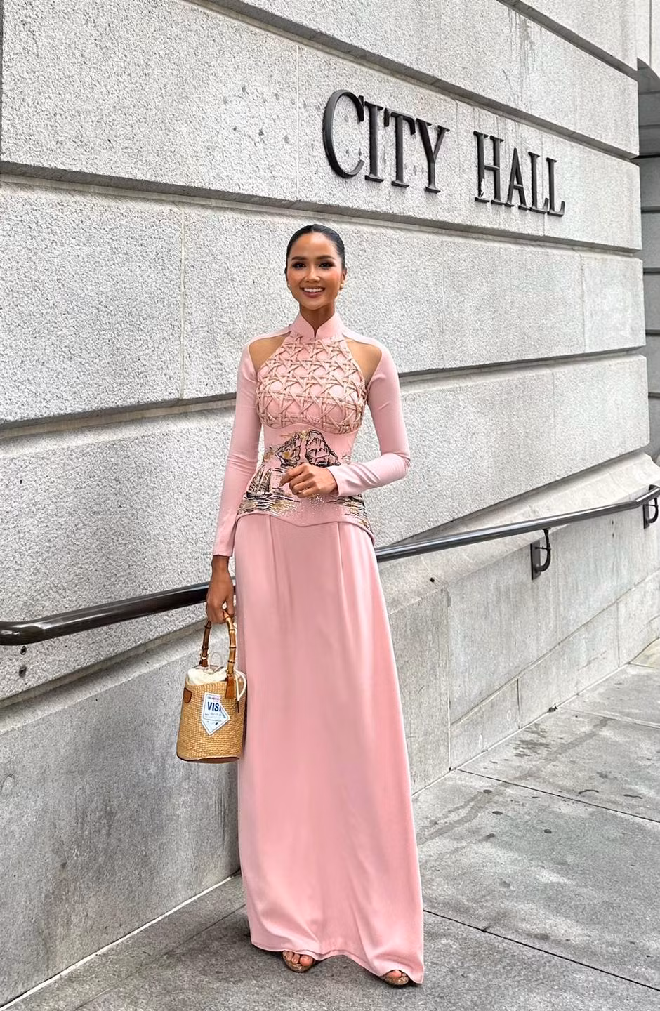 H'Hen Niê diện áo dài khoe nhan sắc rạng rỡ. Ảnh: FB H'Hen Niê