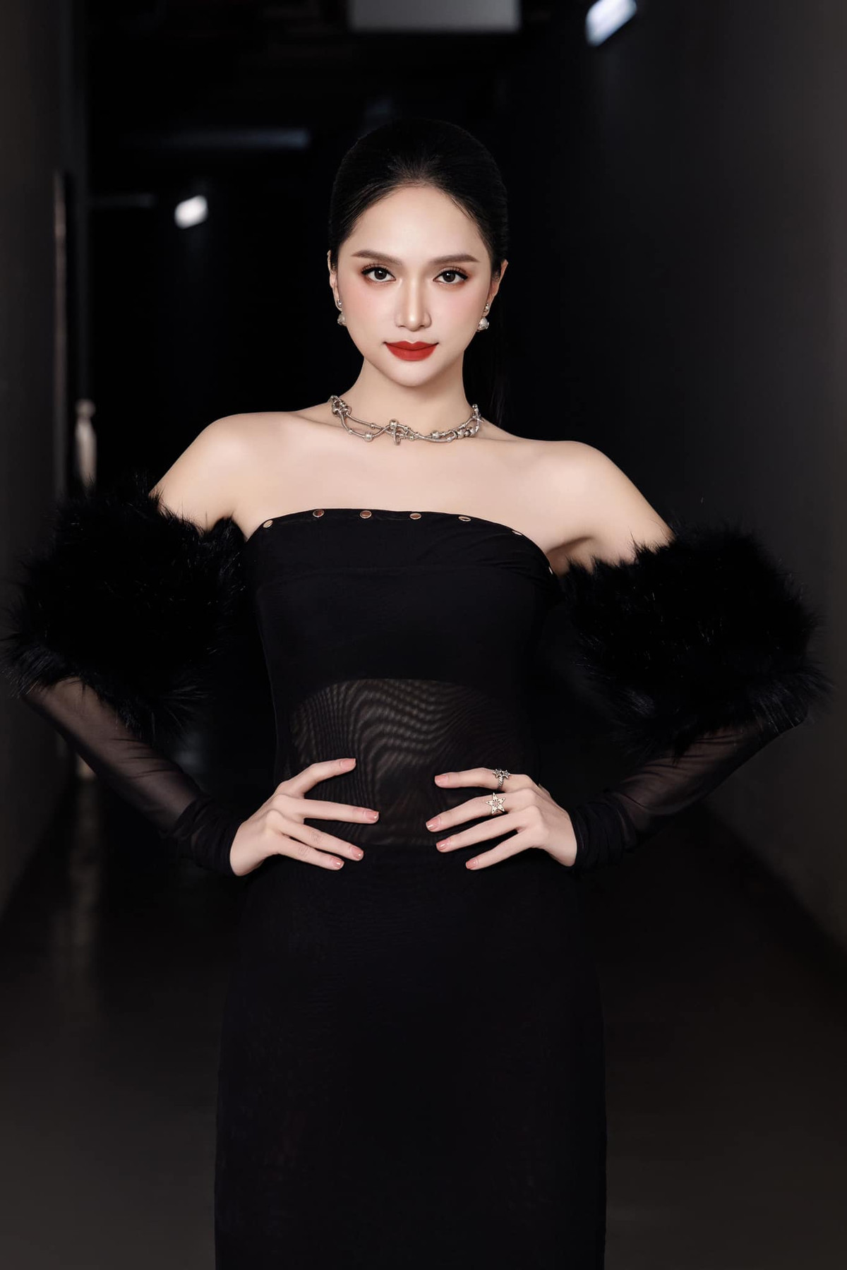 Hoa hậu Hương Giang diện váy đen, khoe đôi vai trần gợi cảm. Ảnh: FB Hoa Hậu Hương Giang