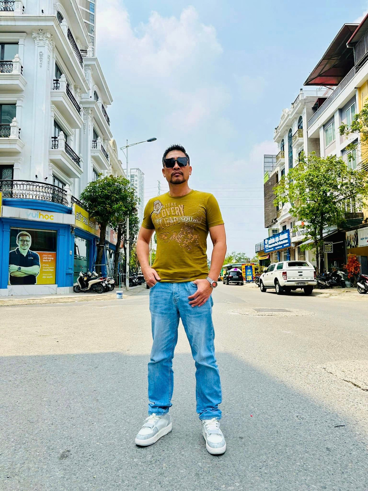 Diễn viên Hồ Phong tạo dáng cực ngầu. Ảnh: FB Hồ Phong