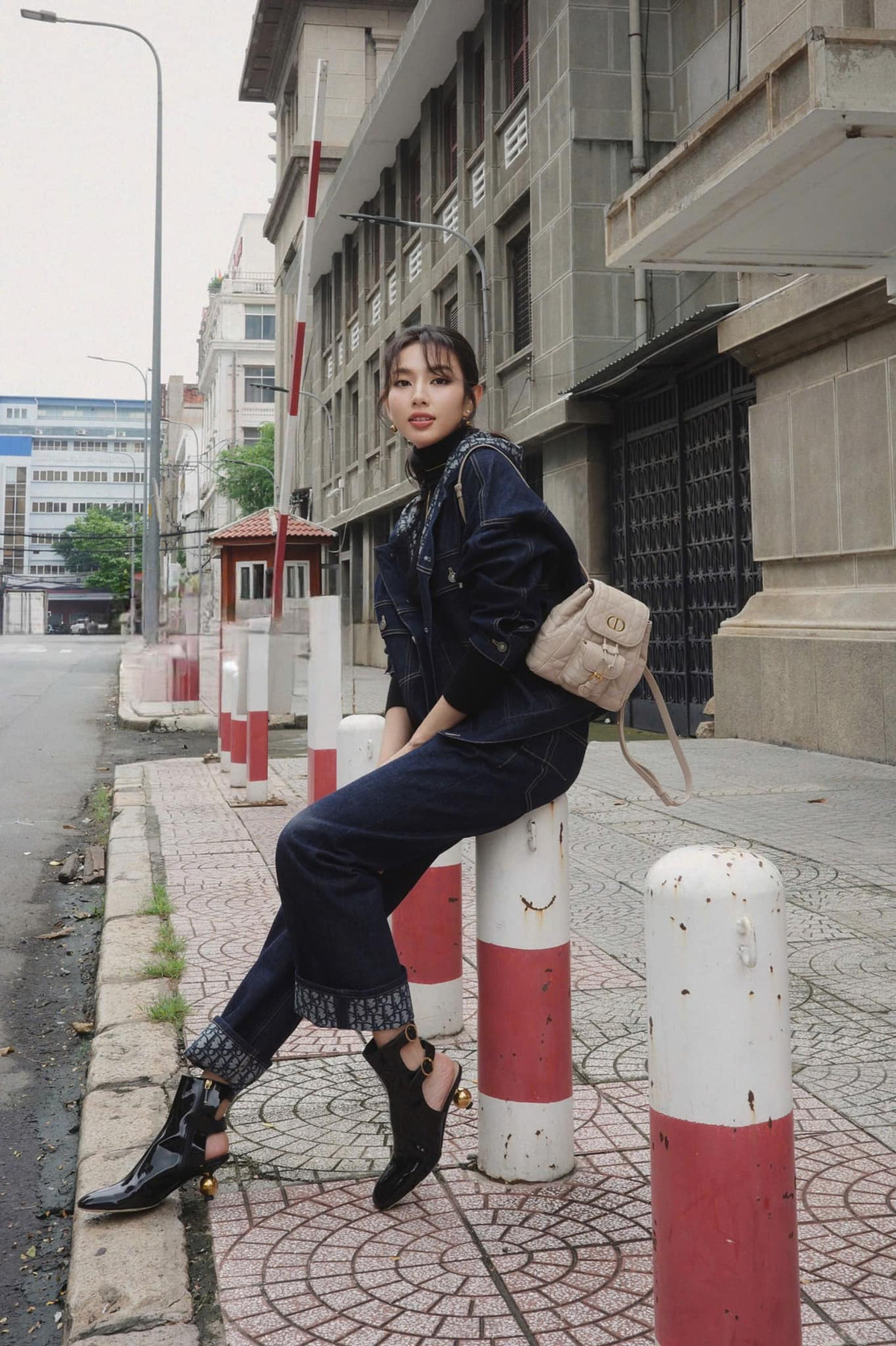 Hoa hậu Thuỳ Tiên tạo dáng trên phố. Ảnh: FB Nguyễn Thúc Thùy Tiên