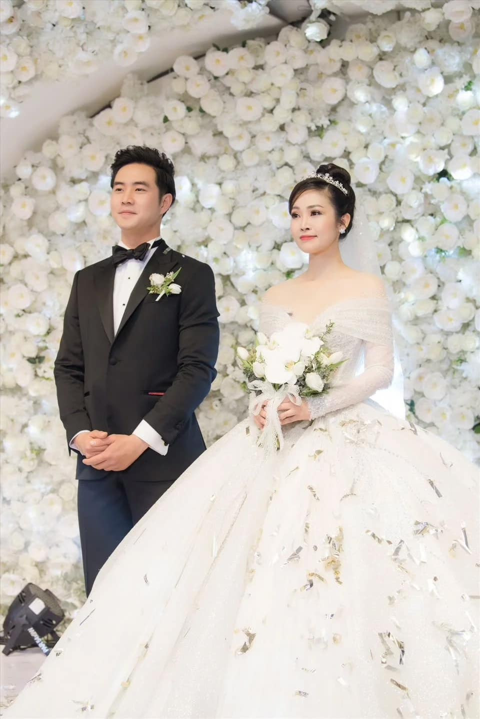  MC Thùy Linh VTV và diễn viên Đức Hiếu bén duyên trong một dự án phim chung. Ban đầu, cả hai chỉ là bạn bè thân thiết, sau dần nảy sinh tình cảm và chính thức hẹn hò vào năm 2020. Dù chênh lệch 5 tuổi nhưng họ luôn hòa hợp và có sự đồng điệu trong tâm hồn.