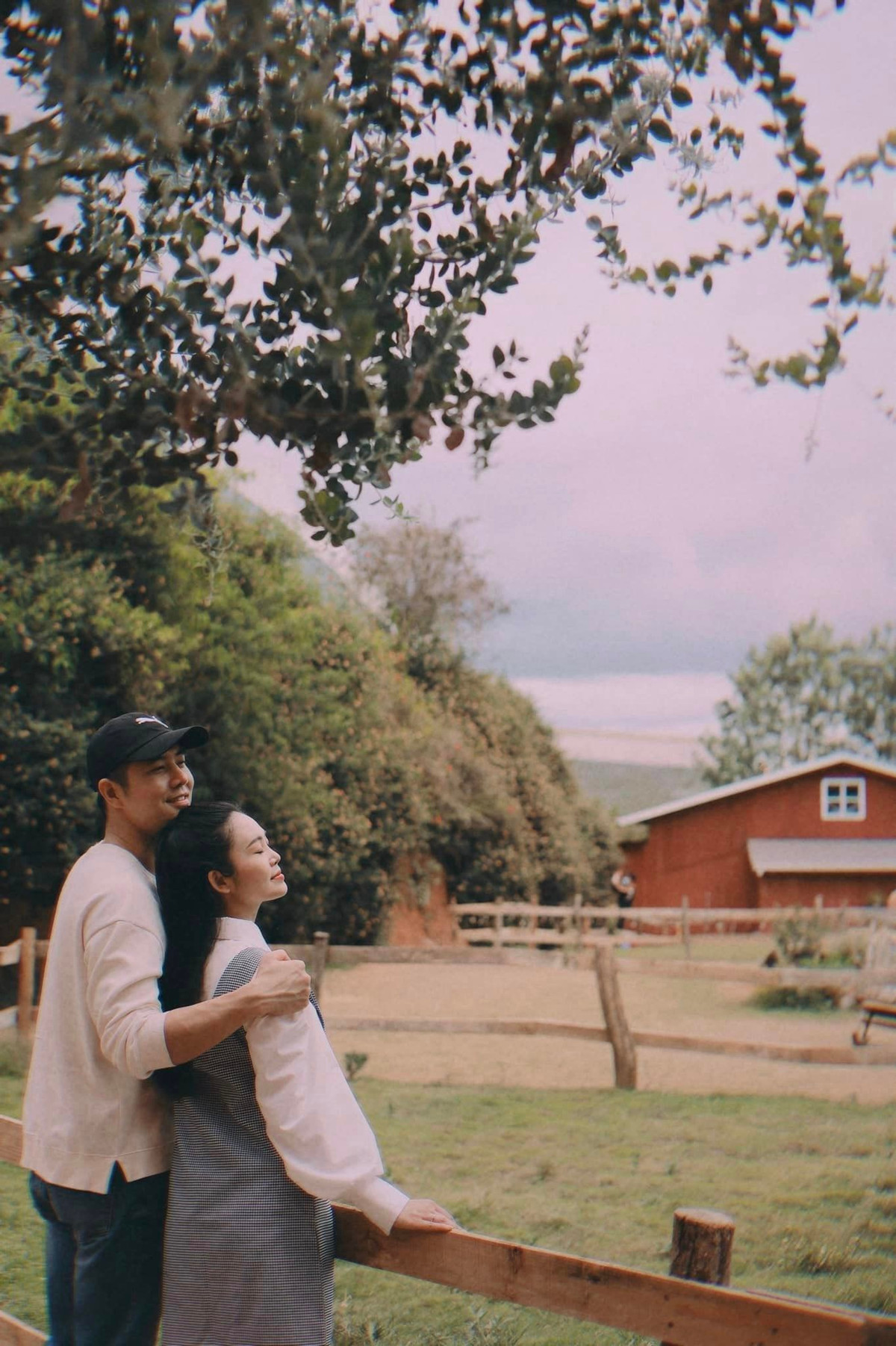 Hiện tại sau hơn 3 năm chung sống, hôn nhân hạnh phúc của MC Thùy Linh và chồng kém tuổi được rất nhiều người ngưỡng mộ.