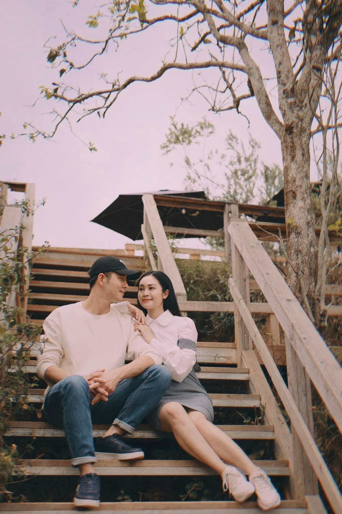 Dù hơn chồng 5 tuổi nhưng Thùy Linh chưa bao giờ kém cạnh về nhan sắc mỗi khi xuất hiện cùng Đức Hiếu. Cô được ưu ái với danh hiệu "MC có nụ cười đẹp nhất VTV".