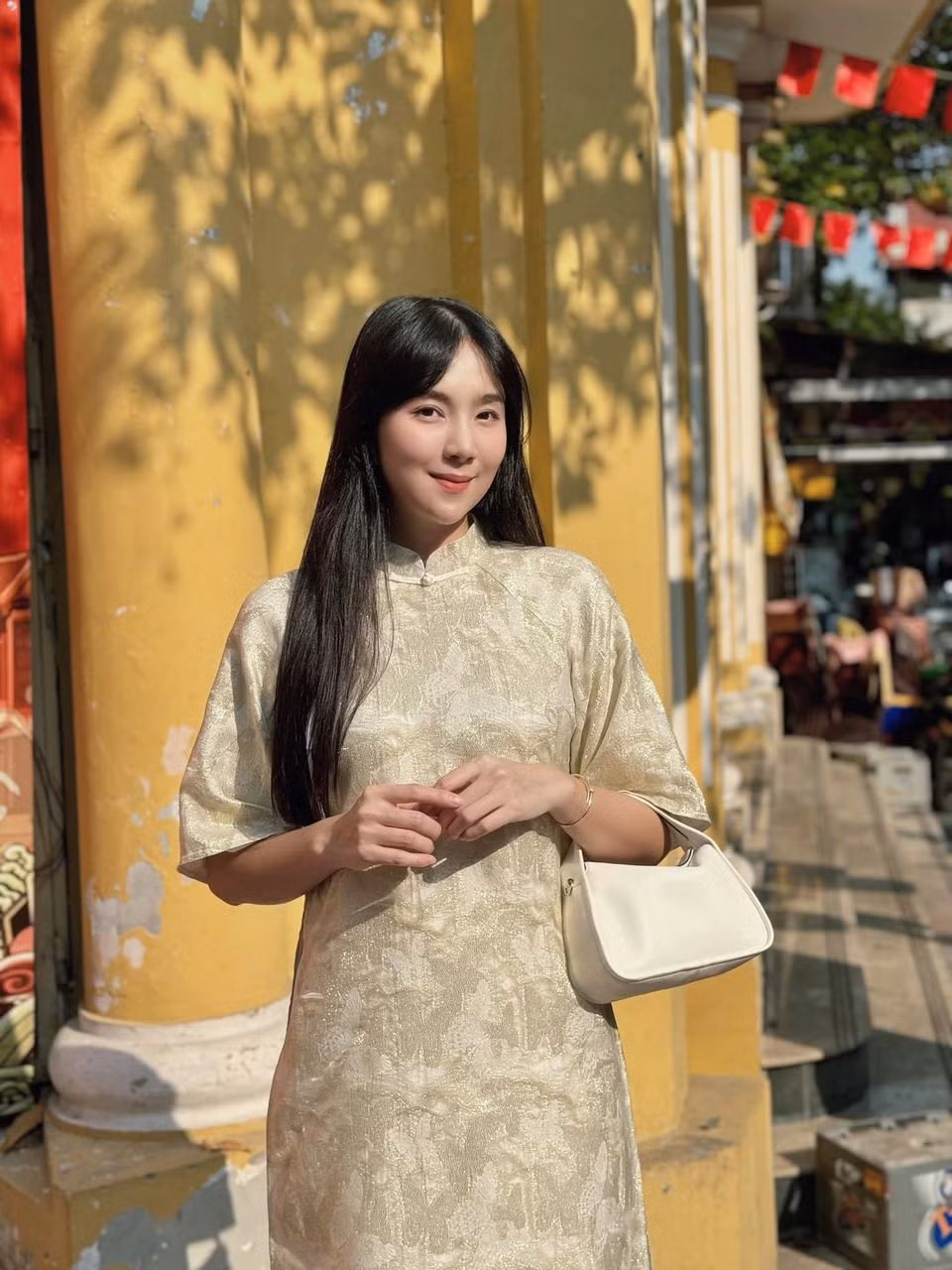 MC Mai Ngọc diện áo dài xuống phố thưởng thức quà vặt. Ảnh: FB Mai Ngọc