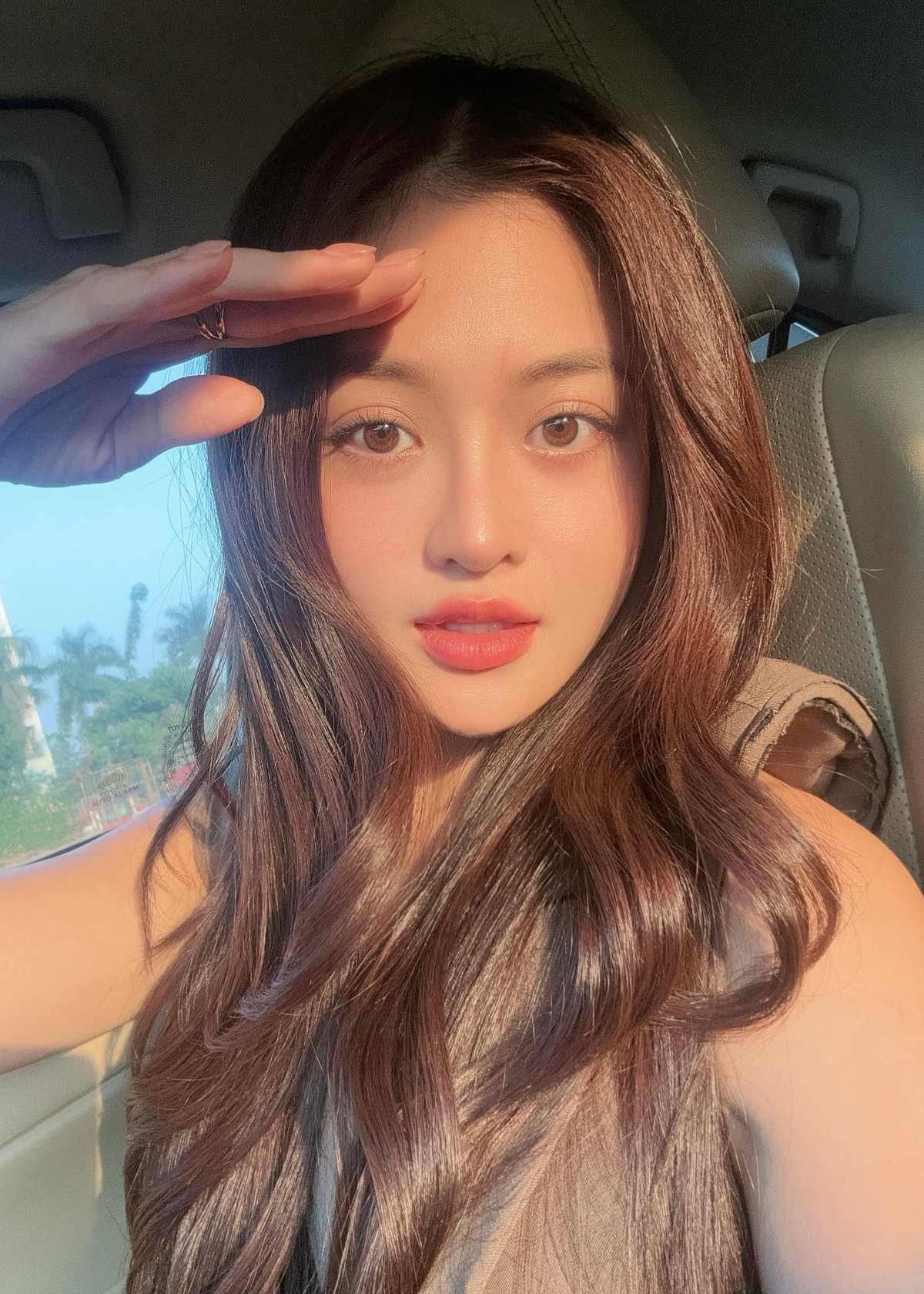 Diễn viên Thuỳ Anh chụp ảnh dưới nắng hoàng hôn. Ảnh: FB Thuỳ Anh