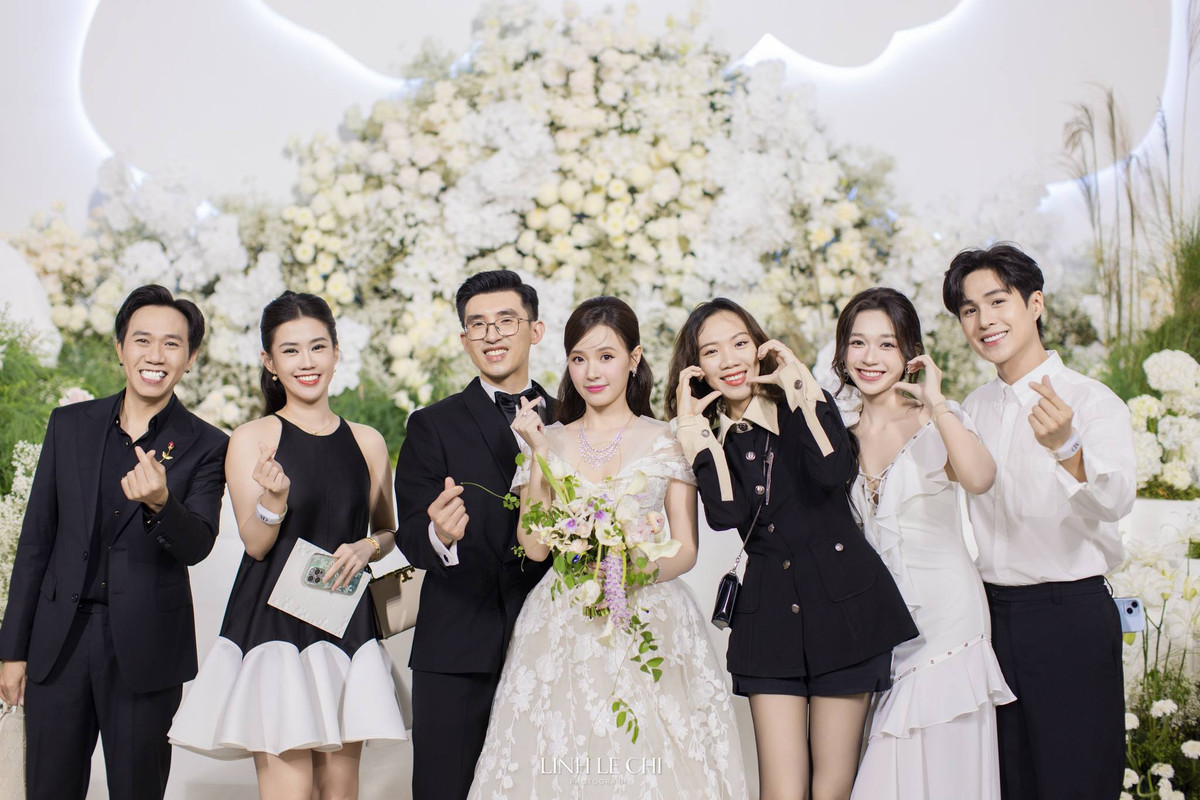 Khách mời đến tham dự hôn lễ này cũng là những ngôi sao đình đám của giới giải trí Việt như: Lan Ngọc, vợ chồng Trường Giang, Lan Khuê, Sĩ Thanh, Dương Hoàng Yến, Mai Phương Thuý,...