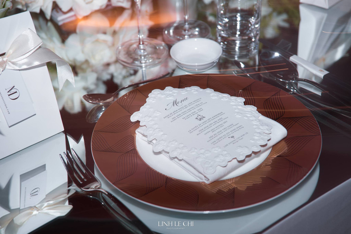 Midu và Minh Đạt cũng đầu tư khủng cho thực đơn tiệc cưới. Không chỉ đầy đủ các món từ bò, gà, tôm, cá, heo... mà còn có sự góp mặt của hàng loạt nguyên liệu sang chảnh như tôm hùm, nấm truffle, nấm tùng nhung. Ảnh: Linh Lê Chí