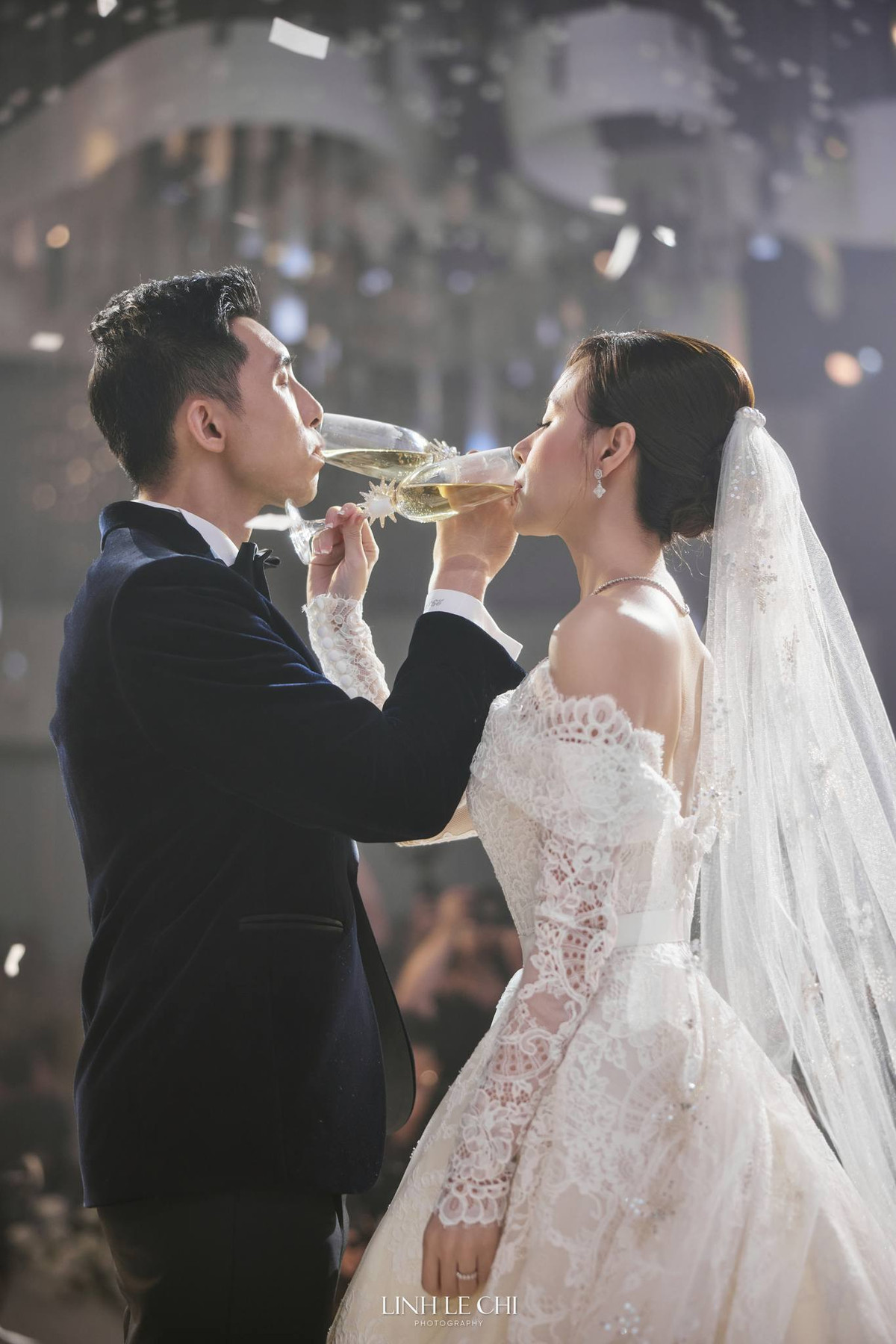 Sự giàu có của "phú bà" Midu trong ngày cưới còn thể hiện qua việc cô đầu tư trang phục. Nữ diễn viên diện 4 chiếc váy, trong đó có 1 chiếc đặt may trong chuyến đi chụp ảnh cưới tại Pháp hồi đầu năm. Ngoài ra chú rể Minh Đạt diện đến 2 bộ tuxedo. Midu còn chọn những bộ trang sức kim cương đắt tiền cho lễ cưới.